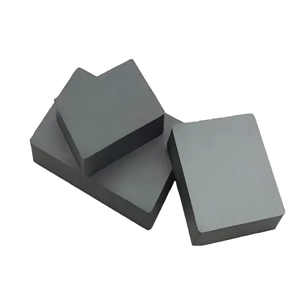 Feritový magnetický komponent pre montáž motora