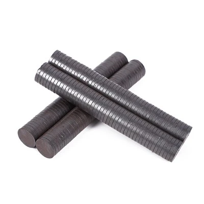 Ako feritové magnety interagujú s nemagnetickými materiálmi?